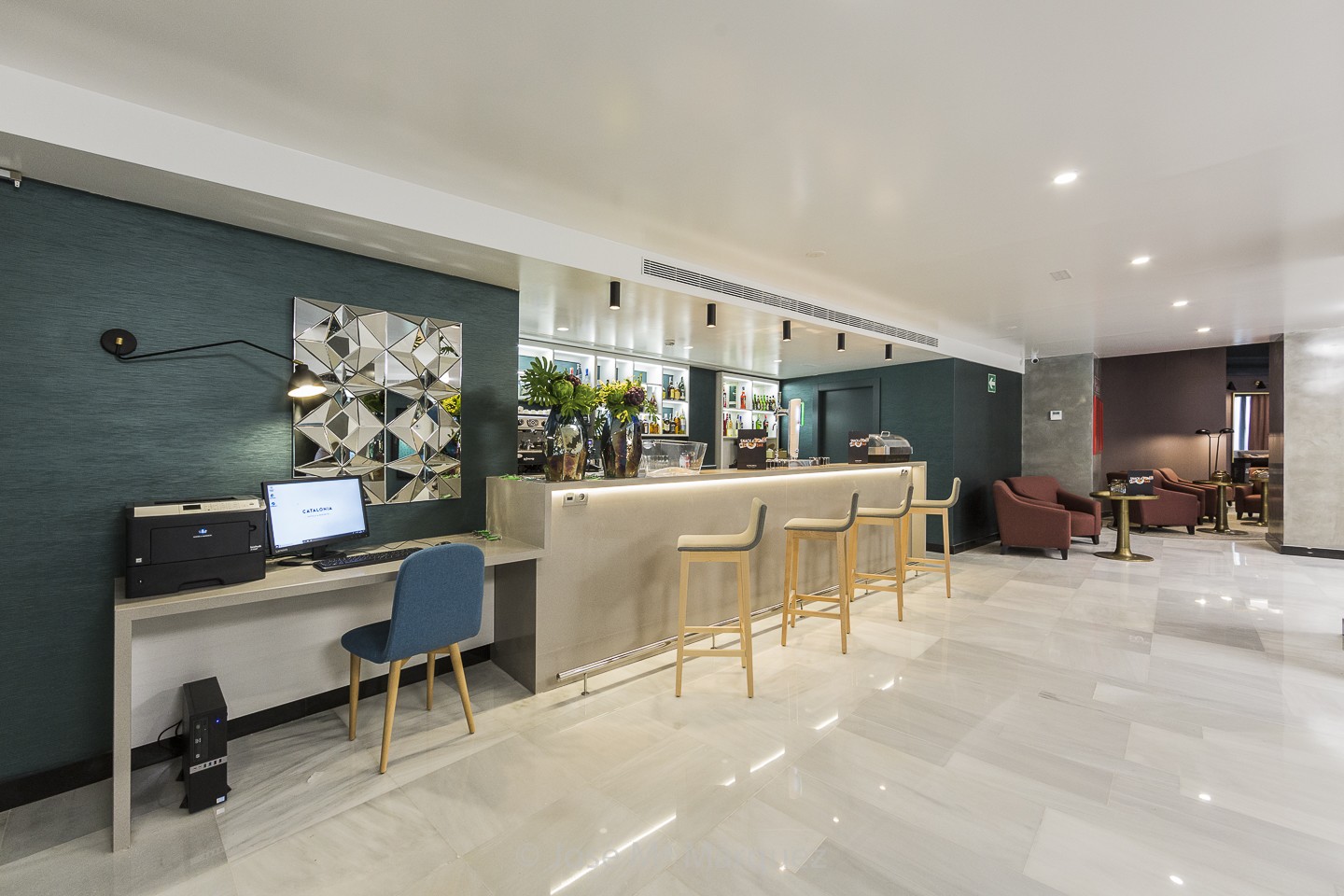 Barra y zona de internet Snack Bar Hotel Catalonia Granada. Reportaje fotográfico publicitario hoteles. Foto Web