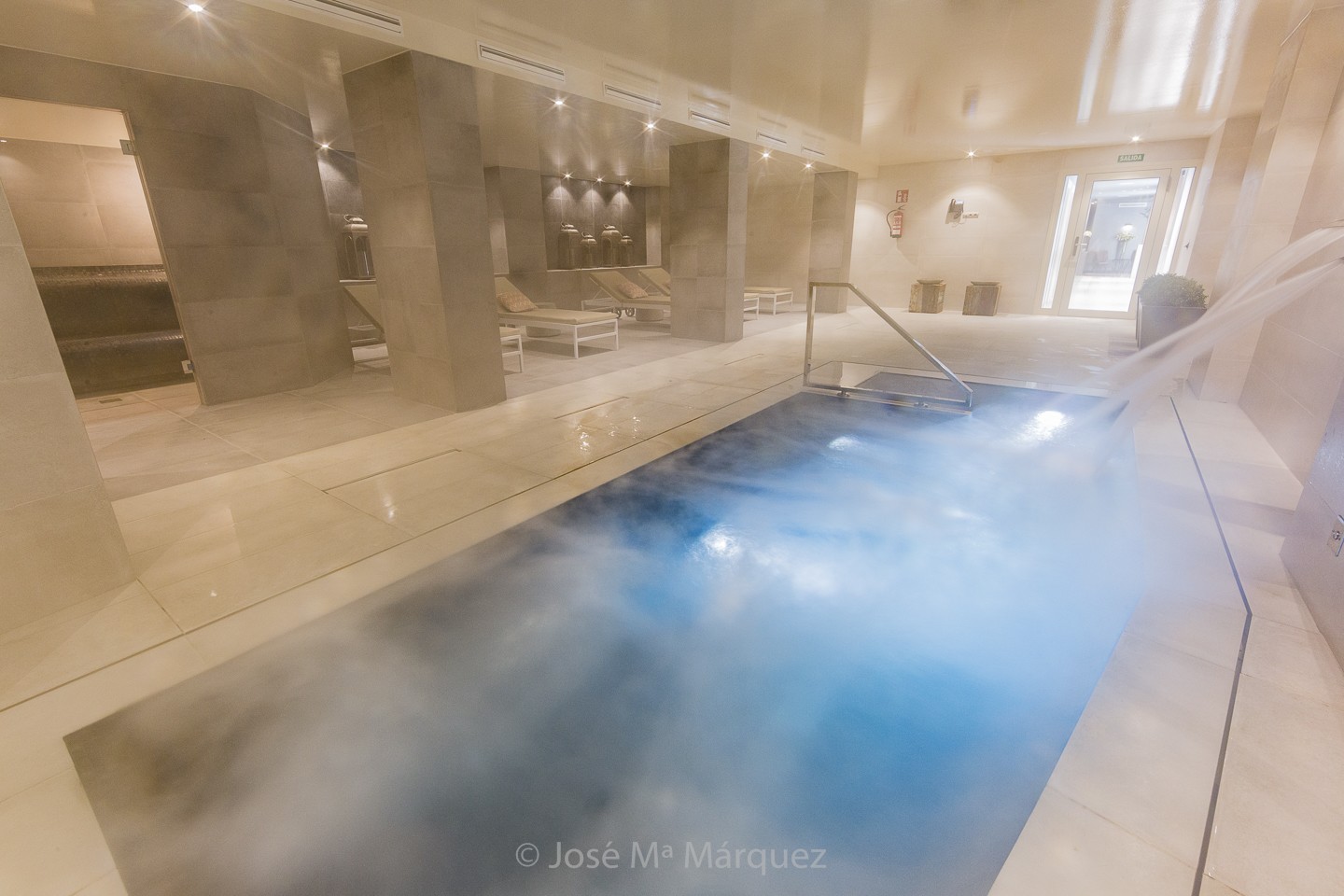 Detalle piscina Spa Hotel Catalonia Granada. Fotógrafo industrial, interiorismo, decoración  para empresas en Granada