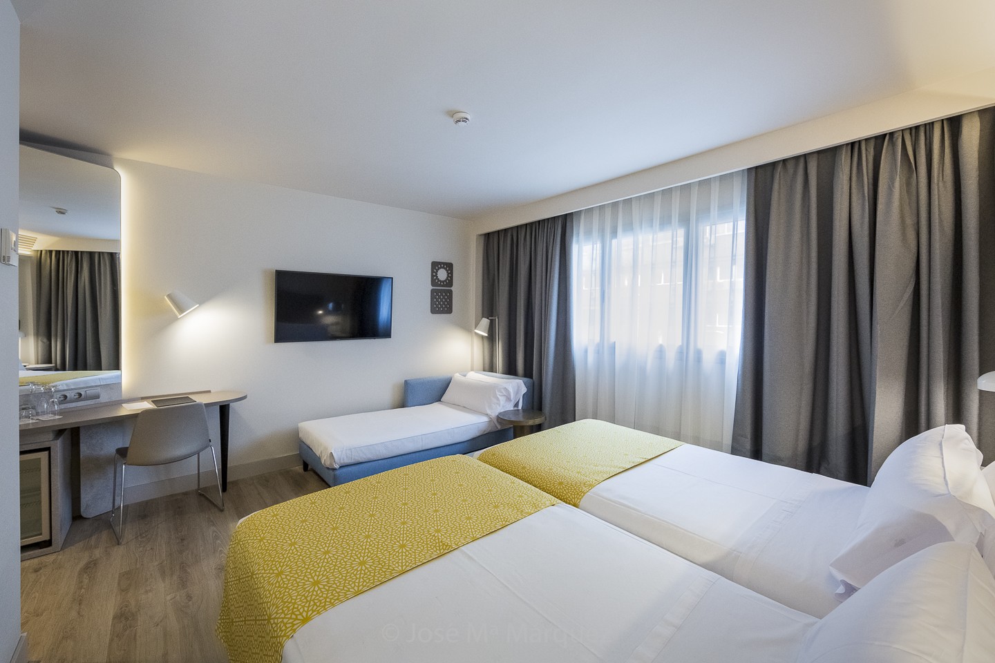 Habitación triple Hotel Catalonia Granada. Fotografía profesional publicitaria instalaciones hotel. Fotógrafos Granada