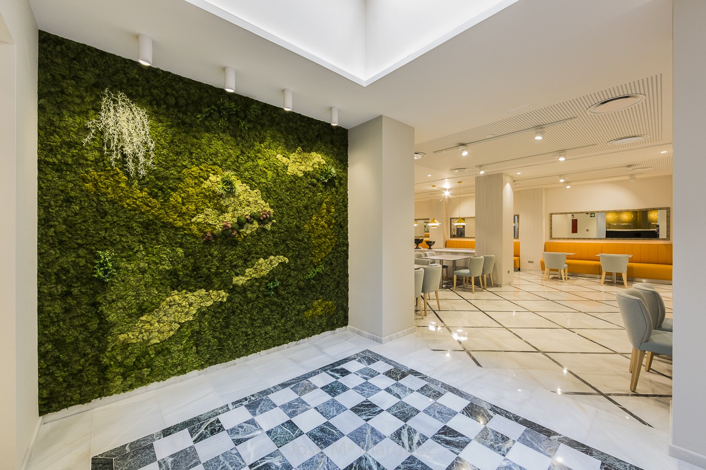 Hotel Catalonia Granada. Jardín vertical con vistas del comedor. Reportaje fotográfico para empresas. Interiorismo