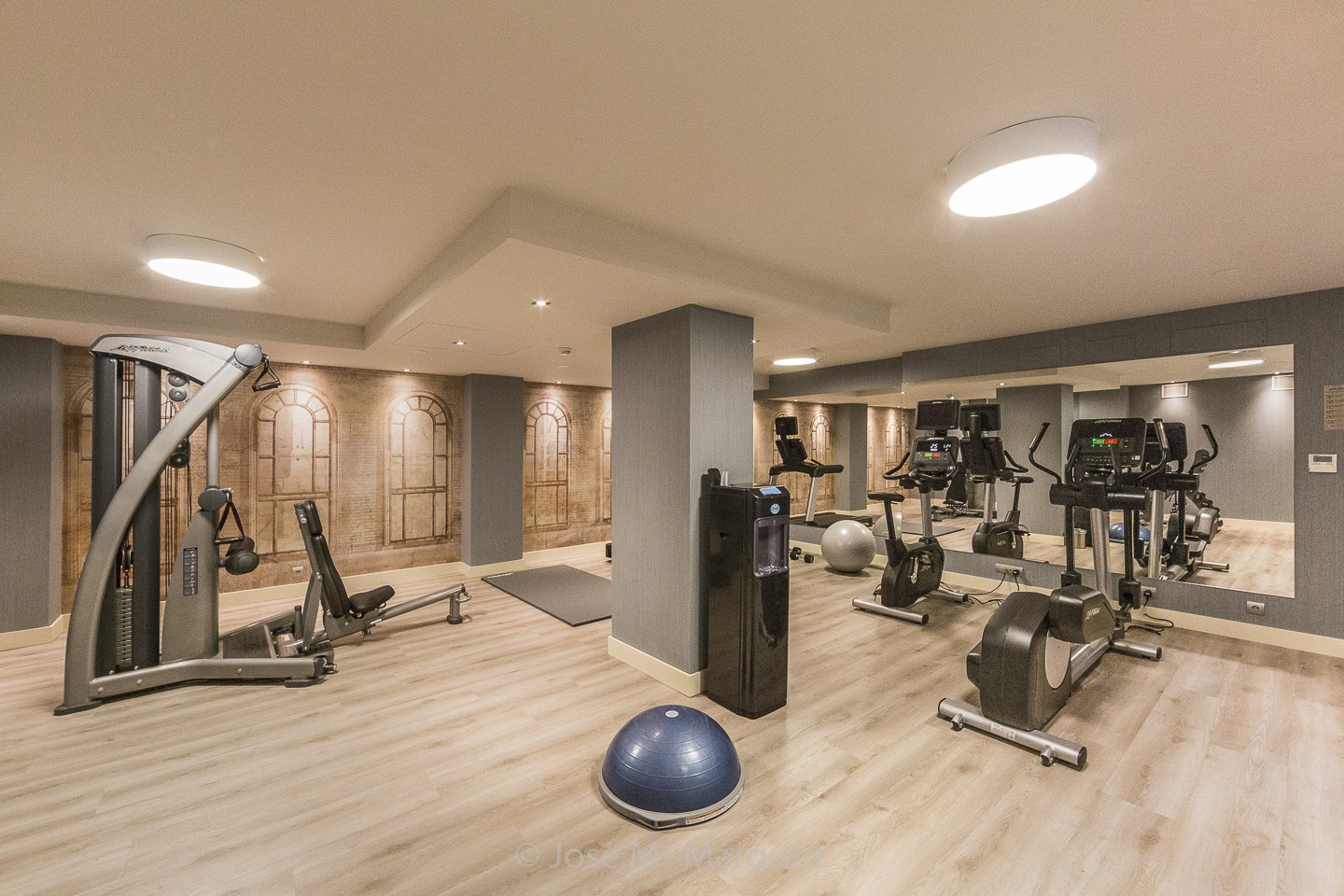 Maquinarias y apartos de gimnasio de hotel. Reportaje fotográfico profesional para hoteles en Granada