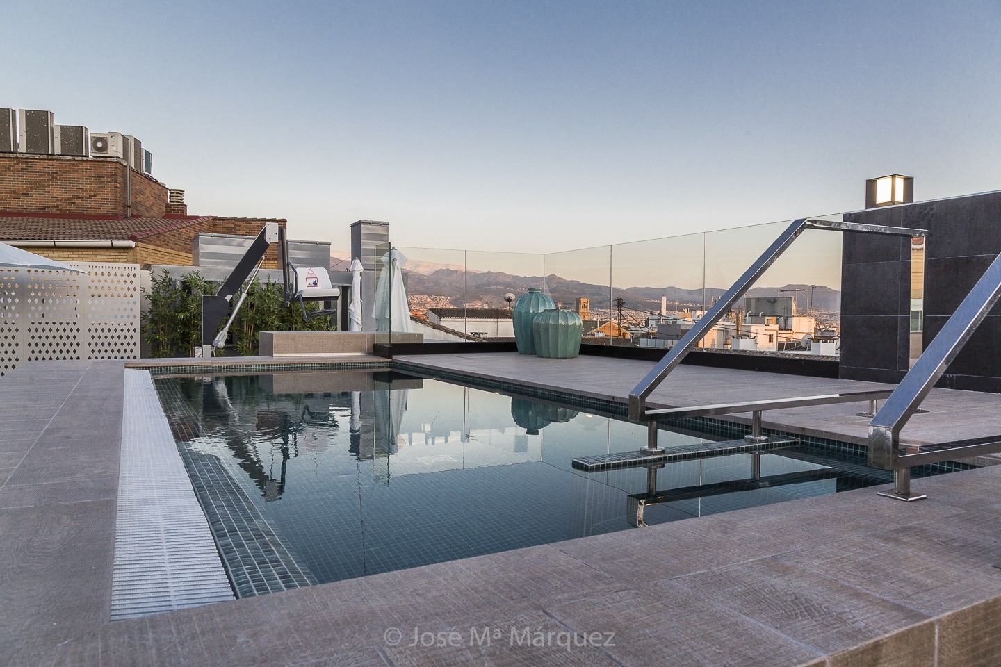 Piscina Hotel Catalonia Granada. Vistas a Sierra Nevada. Fotografía profesional reportajes de Hoteles. Fotos para Web