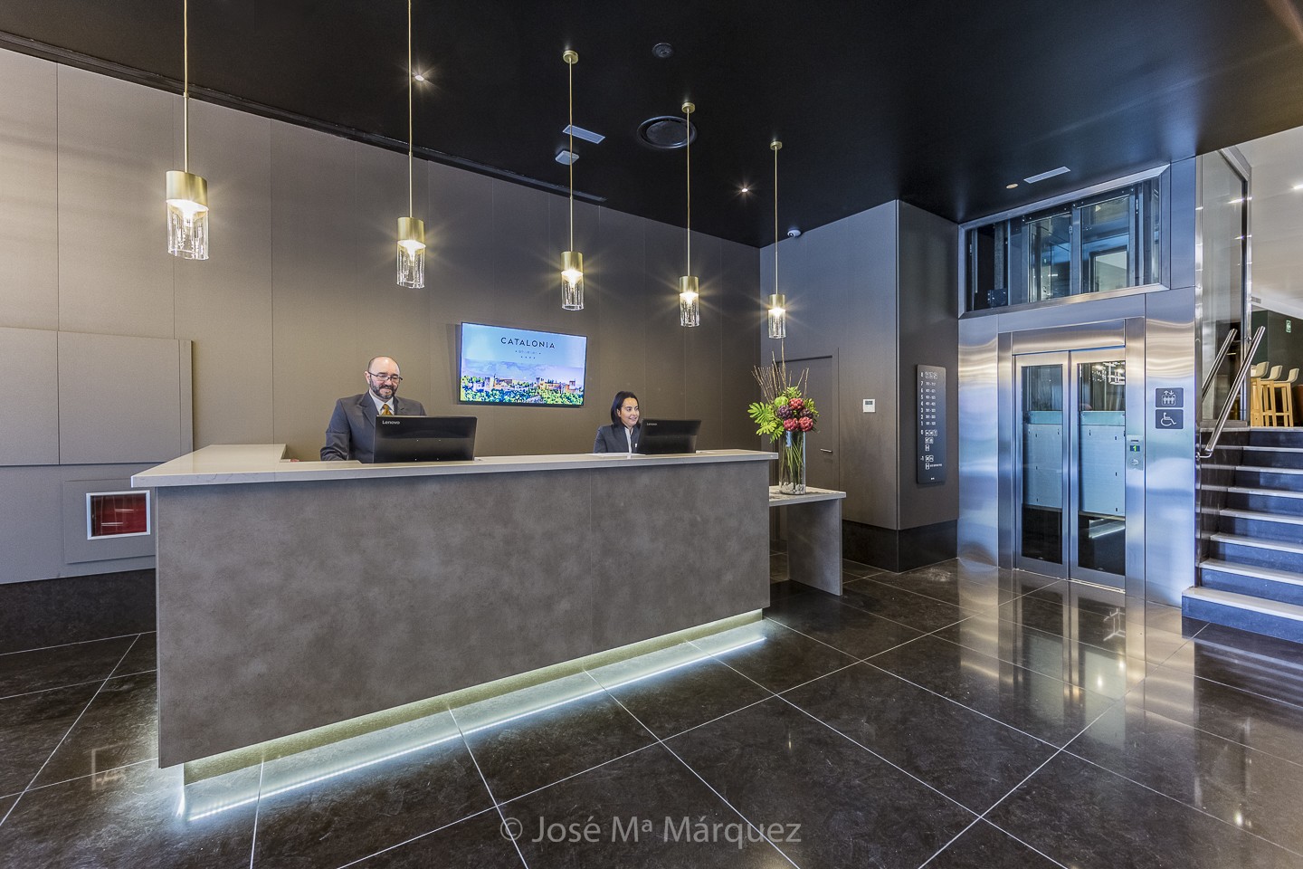 Recepcionistas de hotel en su espacio de trabajo. Reportaje para empresas de sus trabajadores. fotografía corporativa