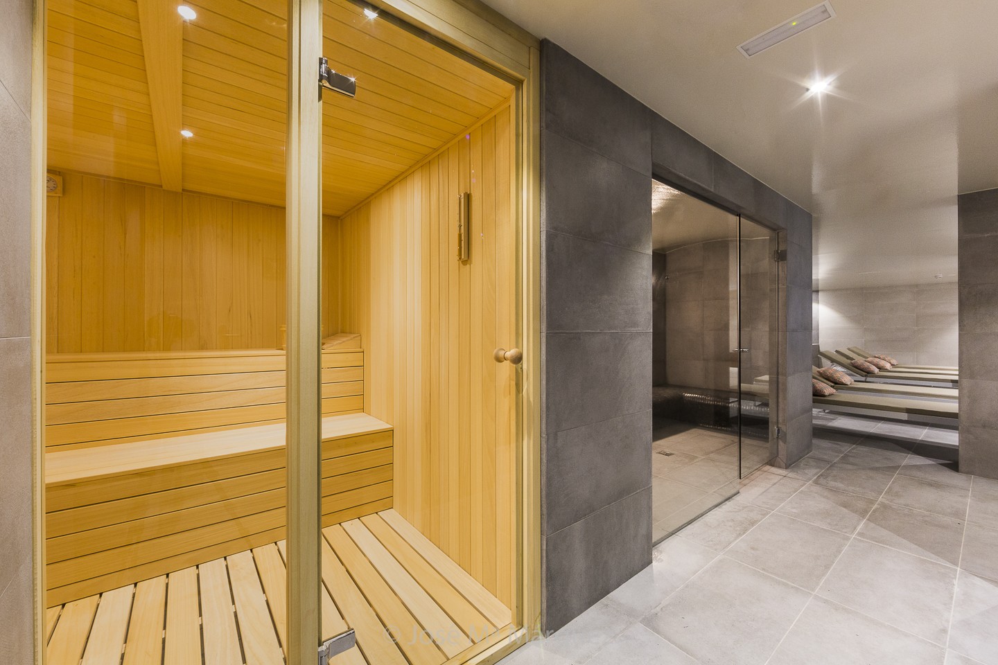 Sauna, baño turco y camillas masajes Spa Hotel Catalonia Granada. Fotografía profesional publicitaria en Granada