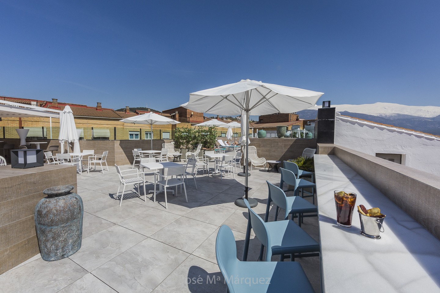 Terraza hotel con vistas a Sierra Nevada. Fotografía profesional para empresas en Granada. Fotógrafo profesional