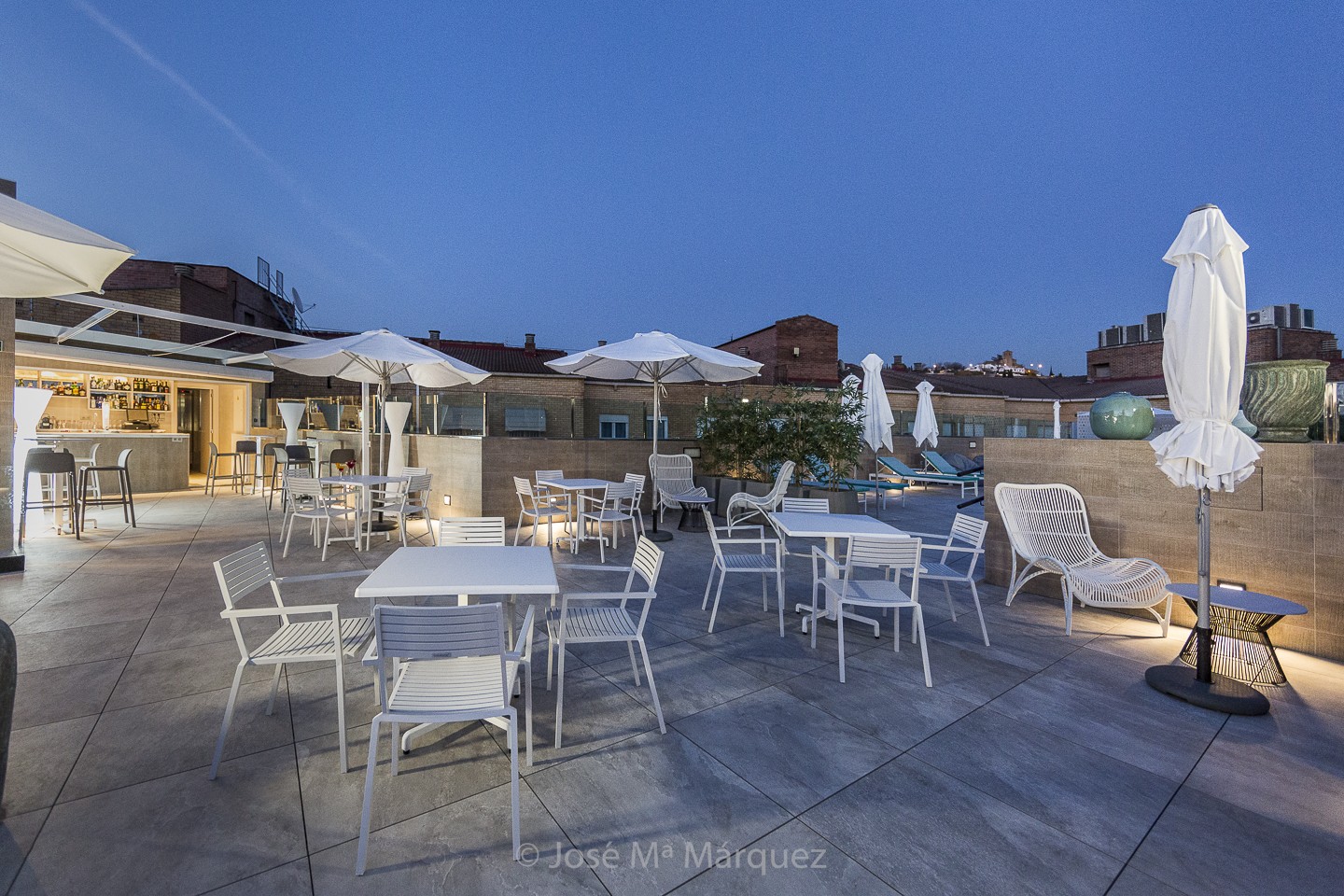 Vista general bar en la terraza del Hotel Catalonia Granada. Fotógrafo de hoteles. Fotografía para empresas en Granada