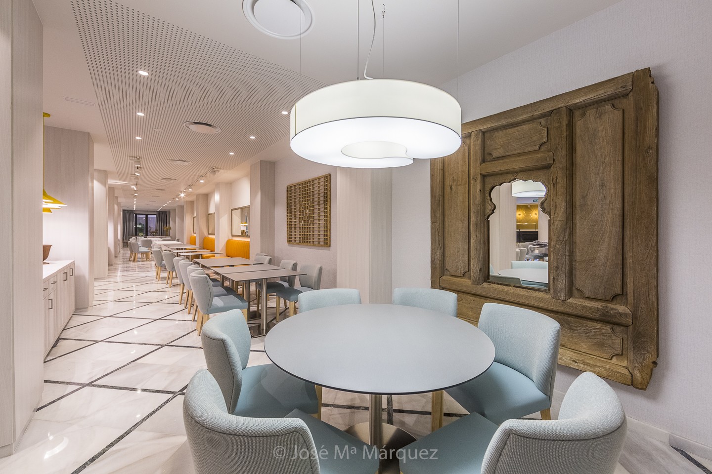 Zona comedor Hotel Catalonia Granada. Decoración con espejos de madera. Fotografía profesional de interiorismo en Granada
