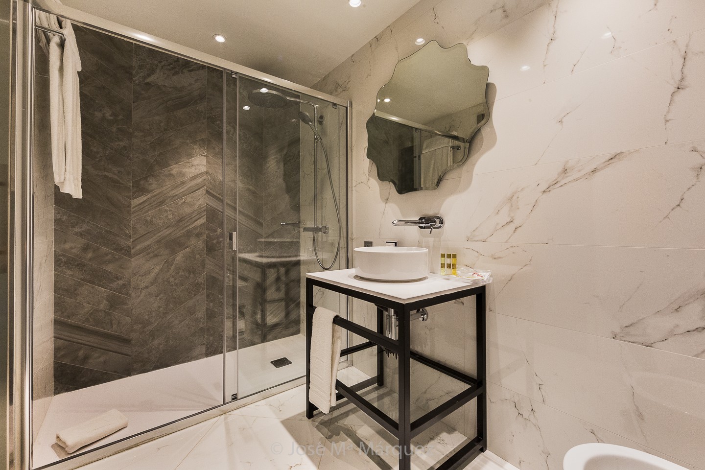 Baño habitación piloto Hotel Juan Miguel. Reportaje publicitario. Fotografía profesional de empresas Granada