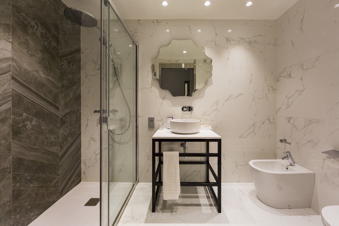 Cuarto de baño habitación Hotel Juan Miguel. Fotógrafo de hoteles Granada. Fotografía publicitaria