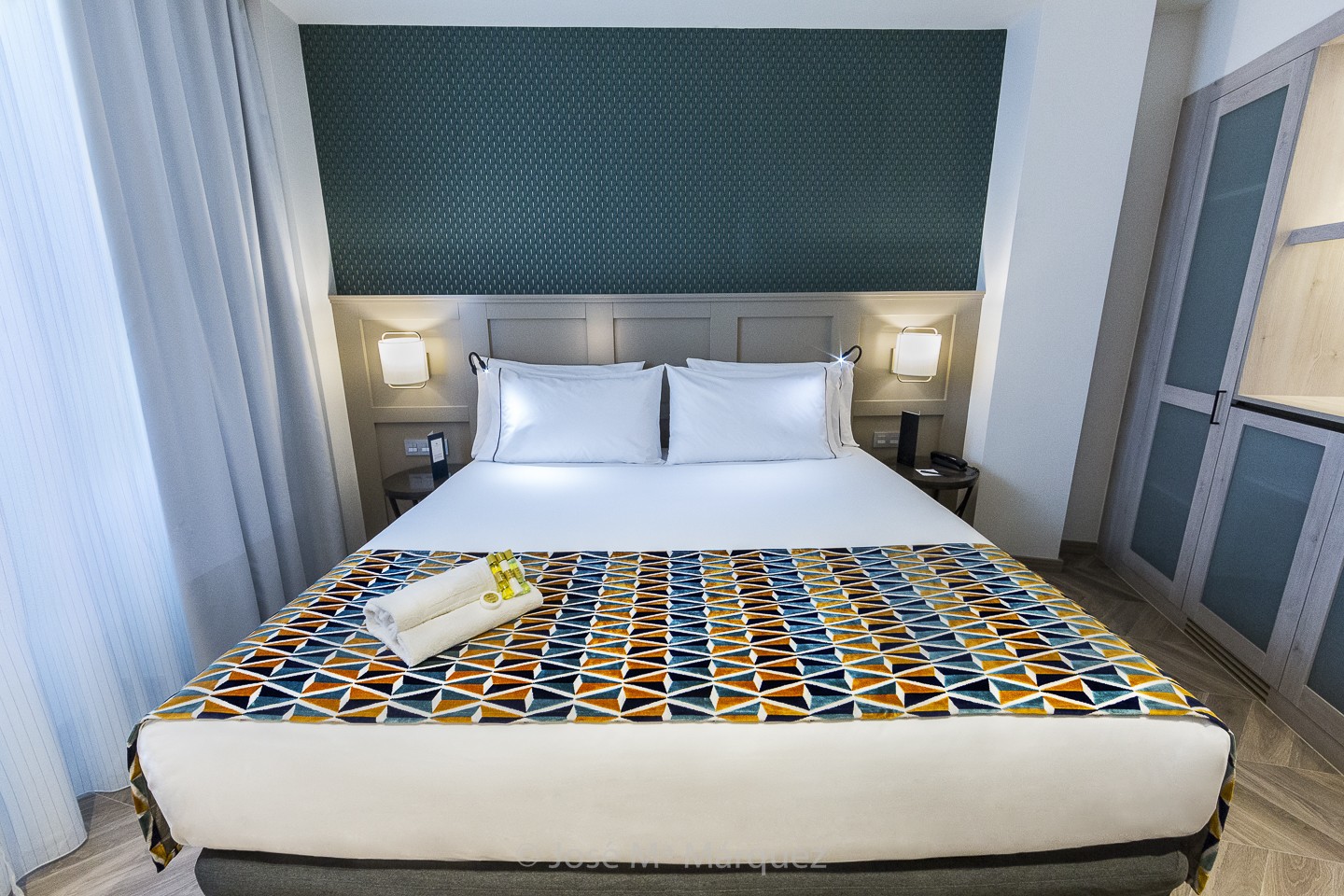 Vista frontal cama habitación piloto Hotel Juan Miguel. Reportaje de hoteles y empresas. Fotografía profesional