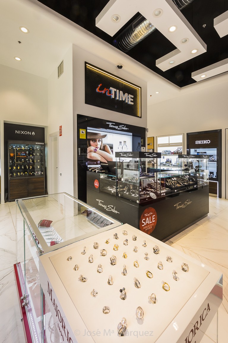 Detalle expositor de anillos de MAJORICA. Fotografía profesional publicitaría, de interiorismo y decoración para empresas en Granada