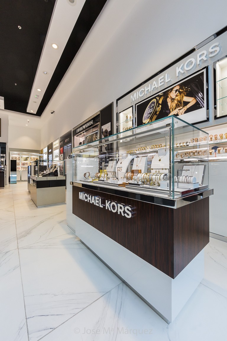 Detalle expositor relojes Michael Kors. Fotografía profesional de  decoración, interiorismo e intalaciones comerciales en Granada