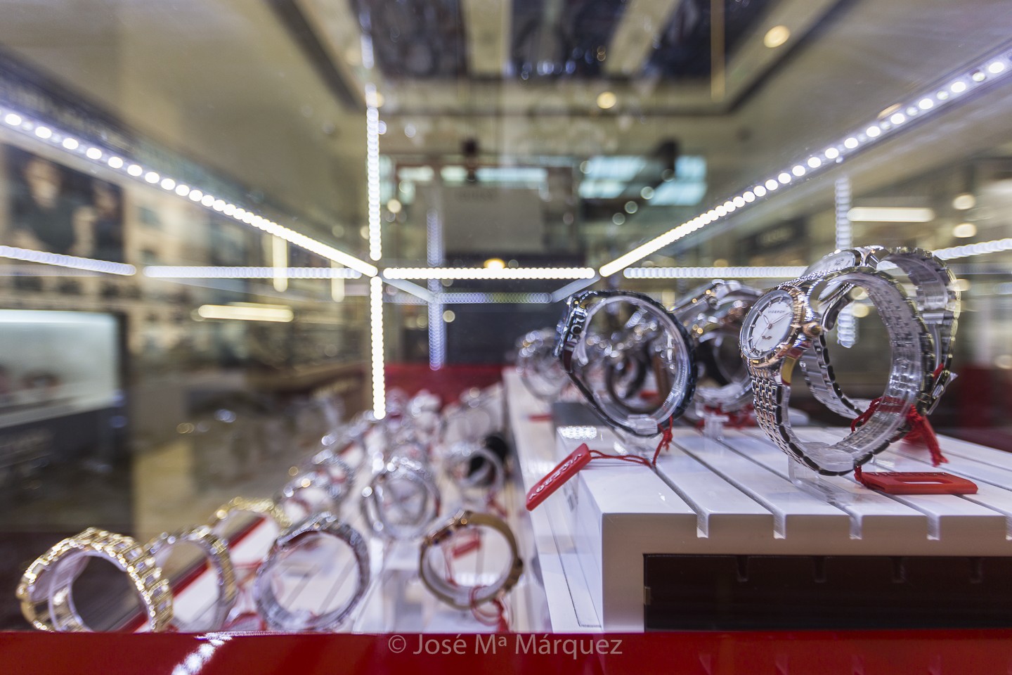Detalle expositor relojes VICEROY relojería In Time. Fotografía de interiorismo. Foto publicitaria. Centro Comercial Nevada Granada