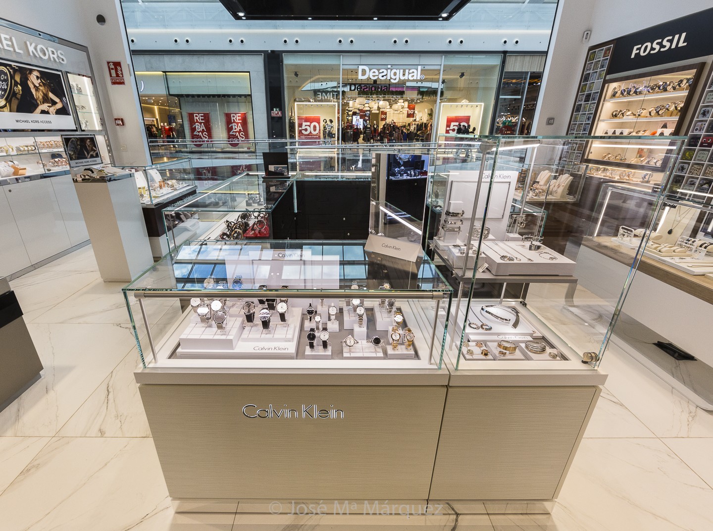 Detalle expositor relojes y joyas Calvin Klein. Fotografía de empresas en Granada. Reportaje publicitario