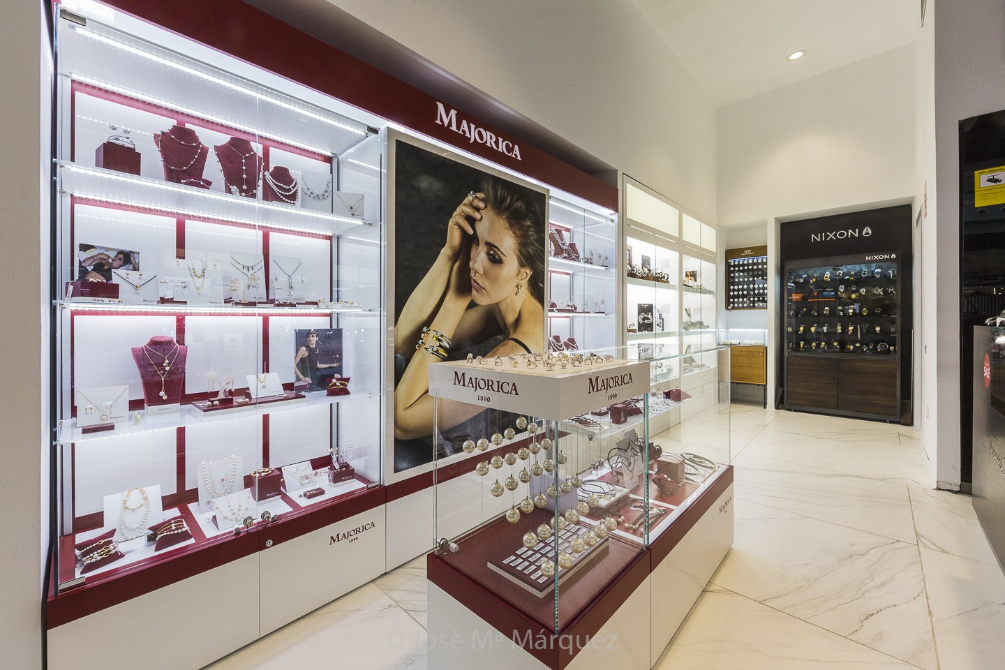 Expositor de joyas MAJORICA joyería In Time en C. C. Nevada  Granada. José Mª Márquez  Fotógrafo Profesional reportajes publicitarios 