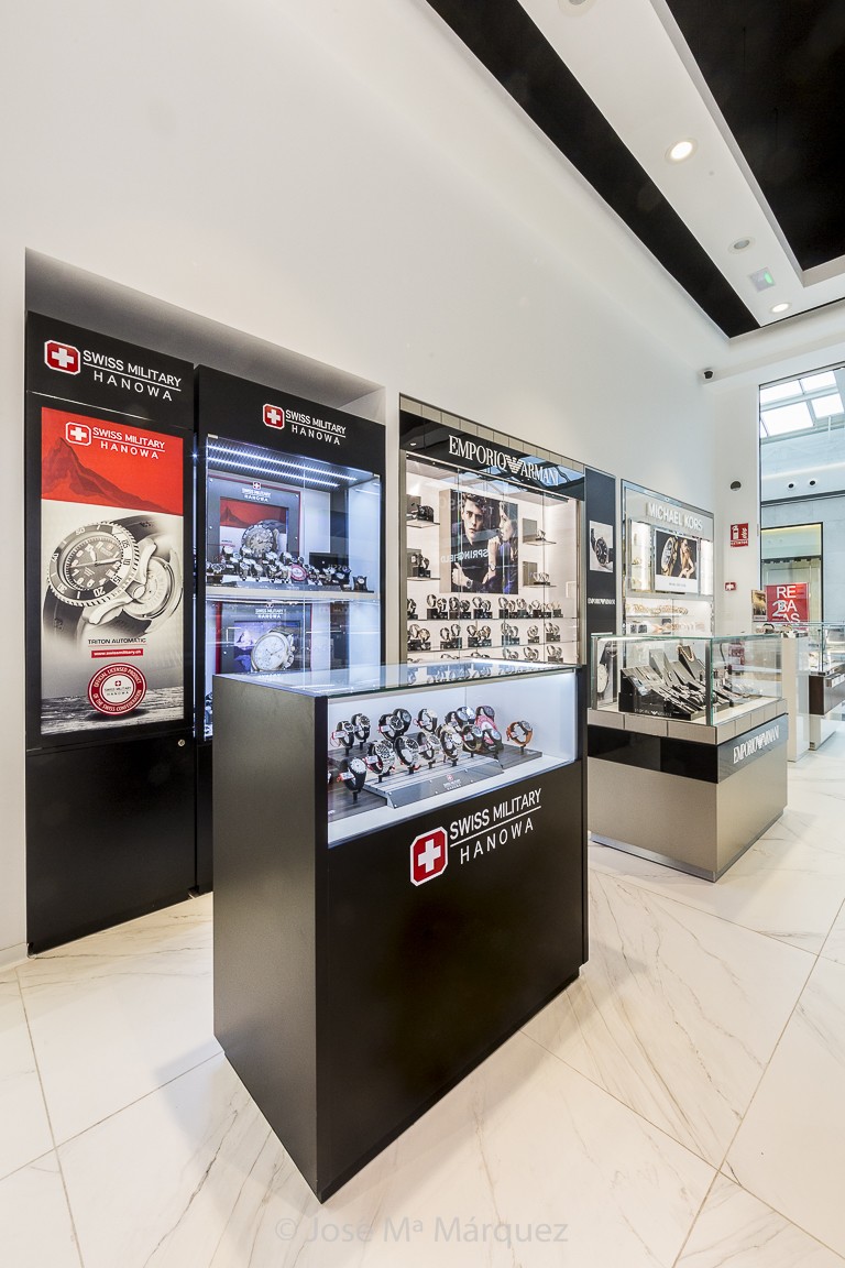 Expositor relojes SWISS MILITARY HANOWA de la tienda IN TIME en C.C.Nevada, Fotografía profesional de interiorismo y decoración