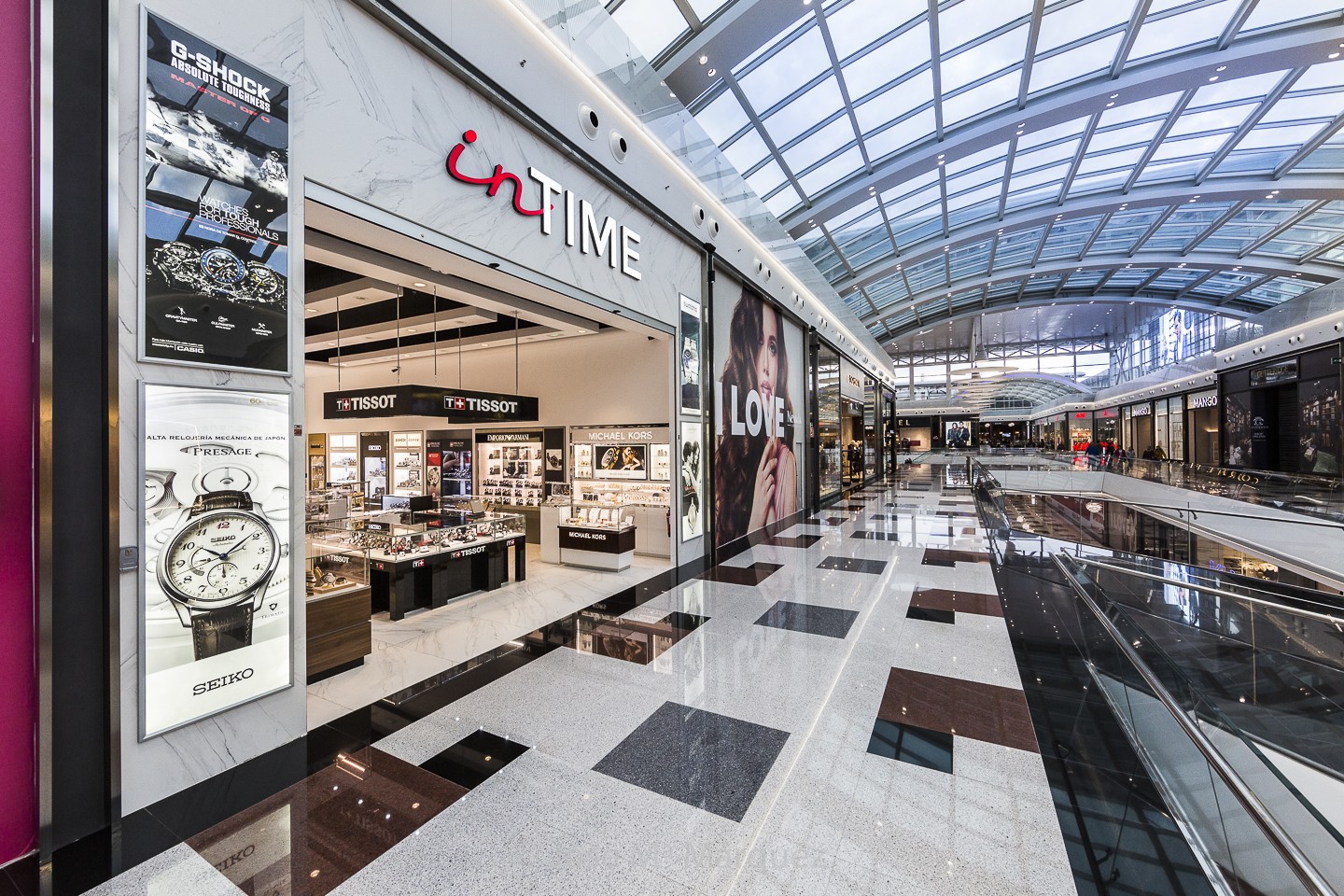 Fachada y situación relojería In Time en Granada. Fotografía profesional arquitectura e interiorismo. José Mª Márquez Fotógrafo