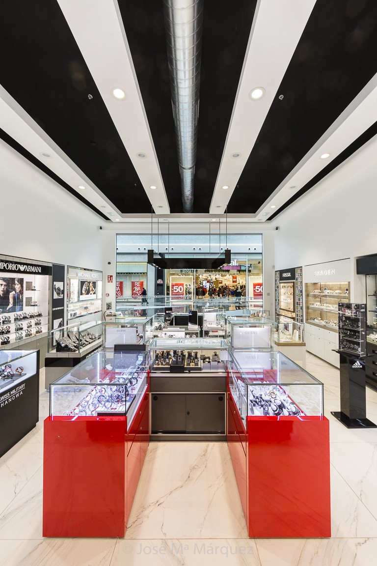 Fotografía profesional de instalaciónes comerciales en Granada. Fotografía vertical con detalles del interiorismo y decoración del techo