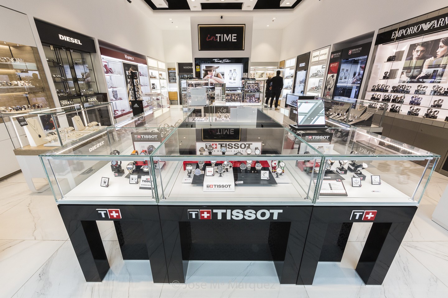 Fotografía publicitaria  para empresas. Vista general con expositor relojes TISSOT en primer plano tienda In Time en Granada 