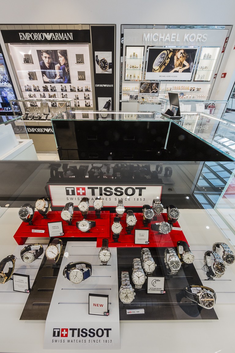 Instalación comercial relojería, expositor de relojes TISSOT y zona de caja. José Mª Márquez fotógrafo. Fotografía industrial