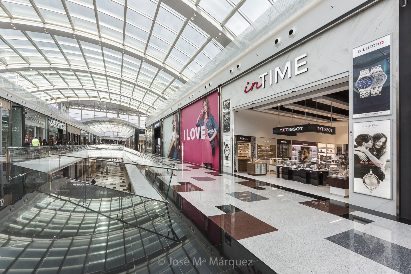 Situación de la tienda In Time en el pasillo del C.C. Nevada. Fotografía profesional de arquitectura e interiorismo para empresas