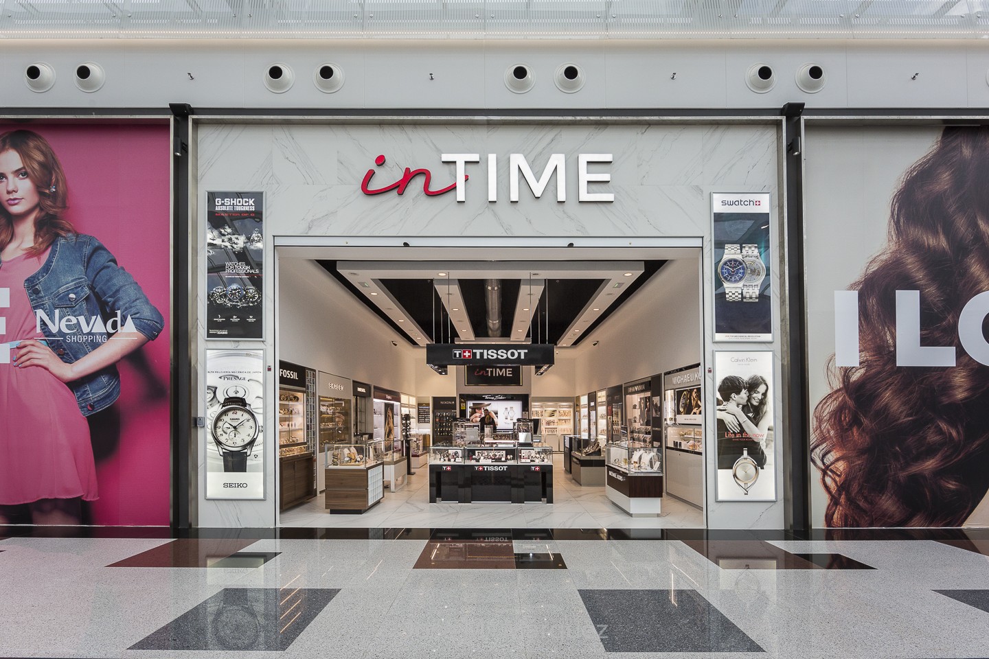 Vista exterior relojería In Time en el C.C. Nevada en Granada. Fotografía profesional para empresas, fotografía publicitaria