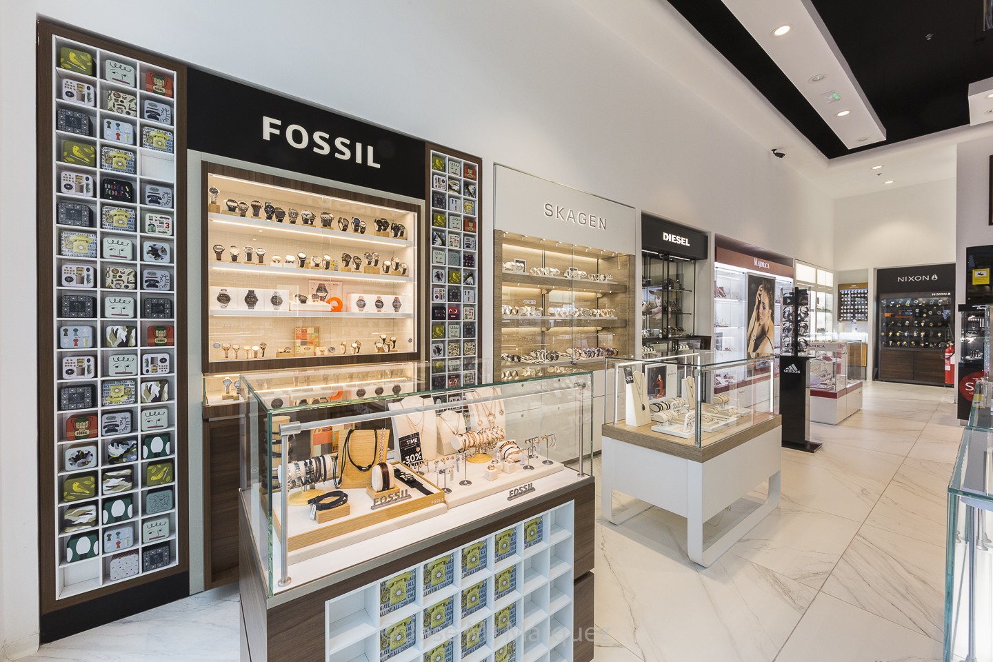 Vista parcial varios expositores de la joyería In Time en C.C.Nevada en Granada. Fotografía para empresas, publicidad, decoración