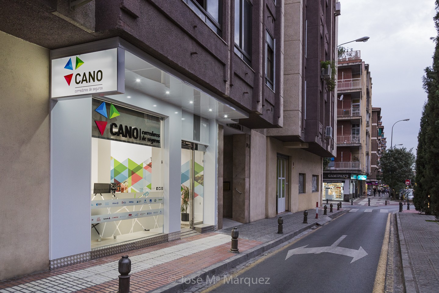 Fachada de la correduría de seguros Juan Cano. Fotos de publicidad para empresas. Fotógrafos Granada