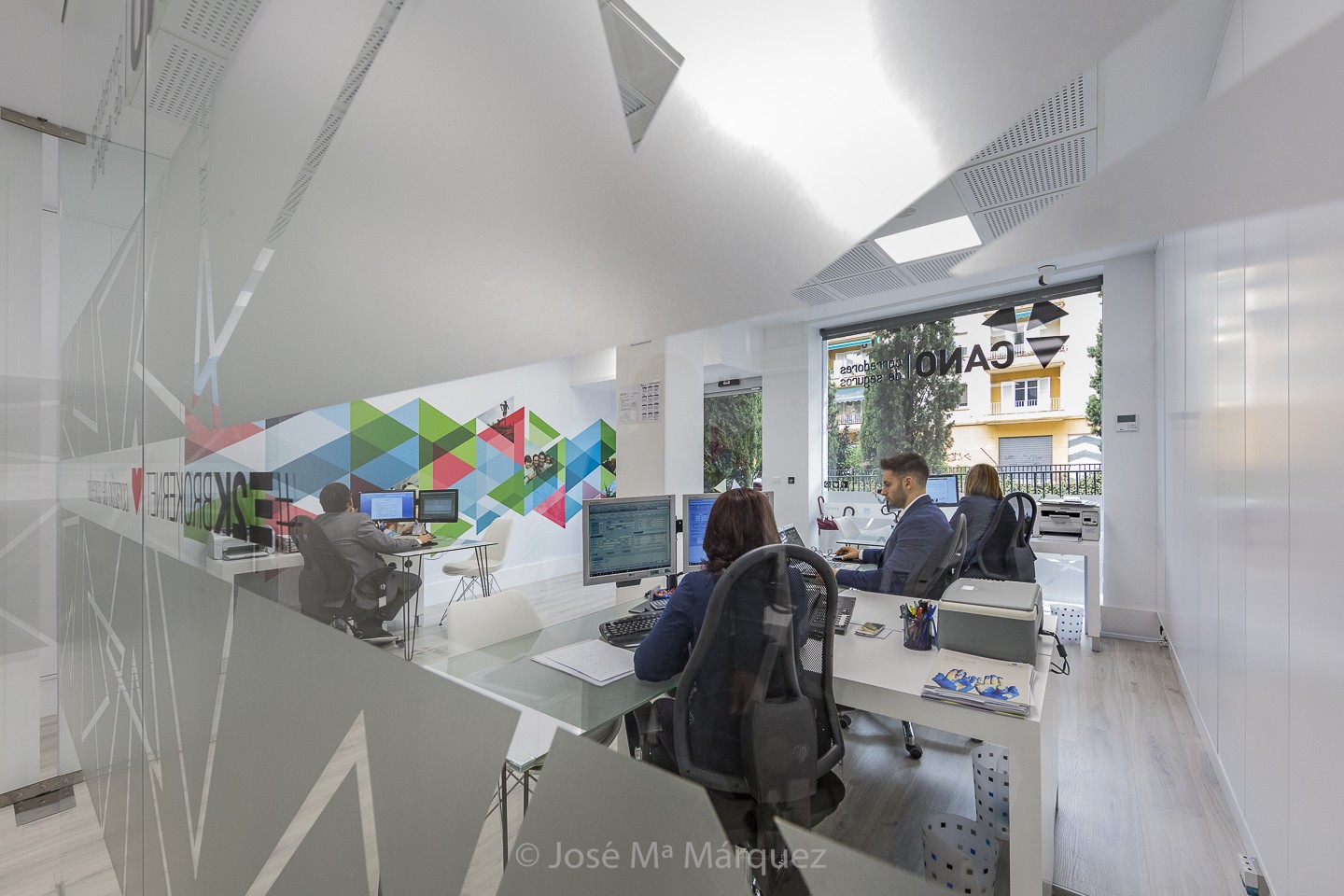 Fotografía profesional oficinas correduría de seguros Juan Cano. Reportaje publicitario. Fotógrafo profesional Granada