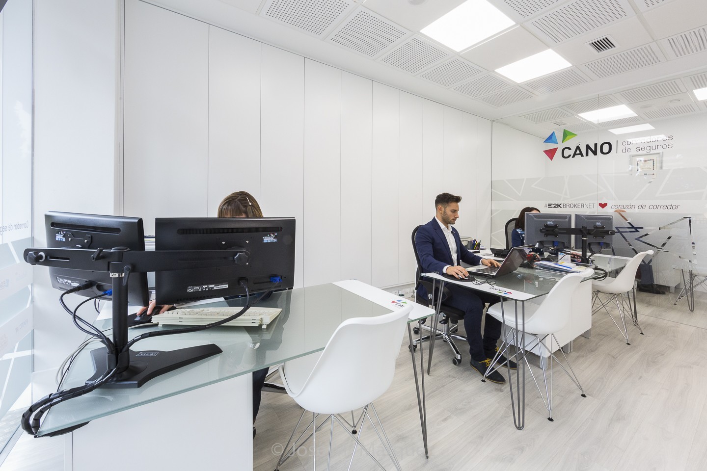 Fotografía profesional para empresas Granada. Oficina y empleados lugar de trabajo. Fotógrafo industrial