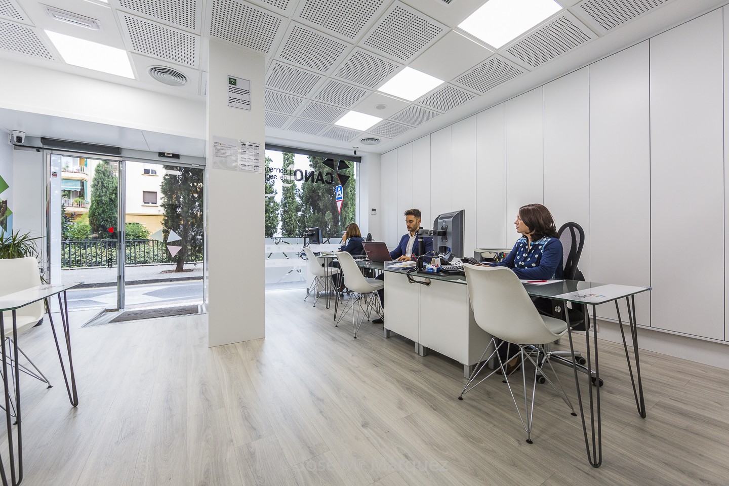 Oficina Seguros Juan Cano  atención al cliente. Reportaje publicitario. Fotógrafo empresas Granada