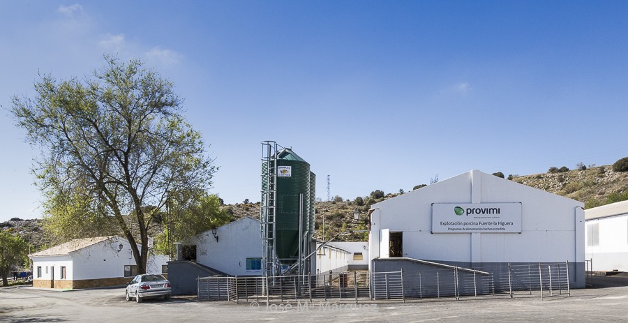 Vista general exterior granja cerdo ibérico. Reportaje fotográfico publicitario. Fotografo industrial Granada 