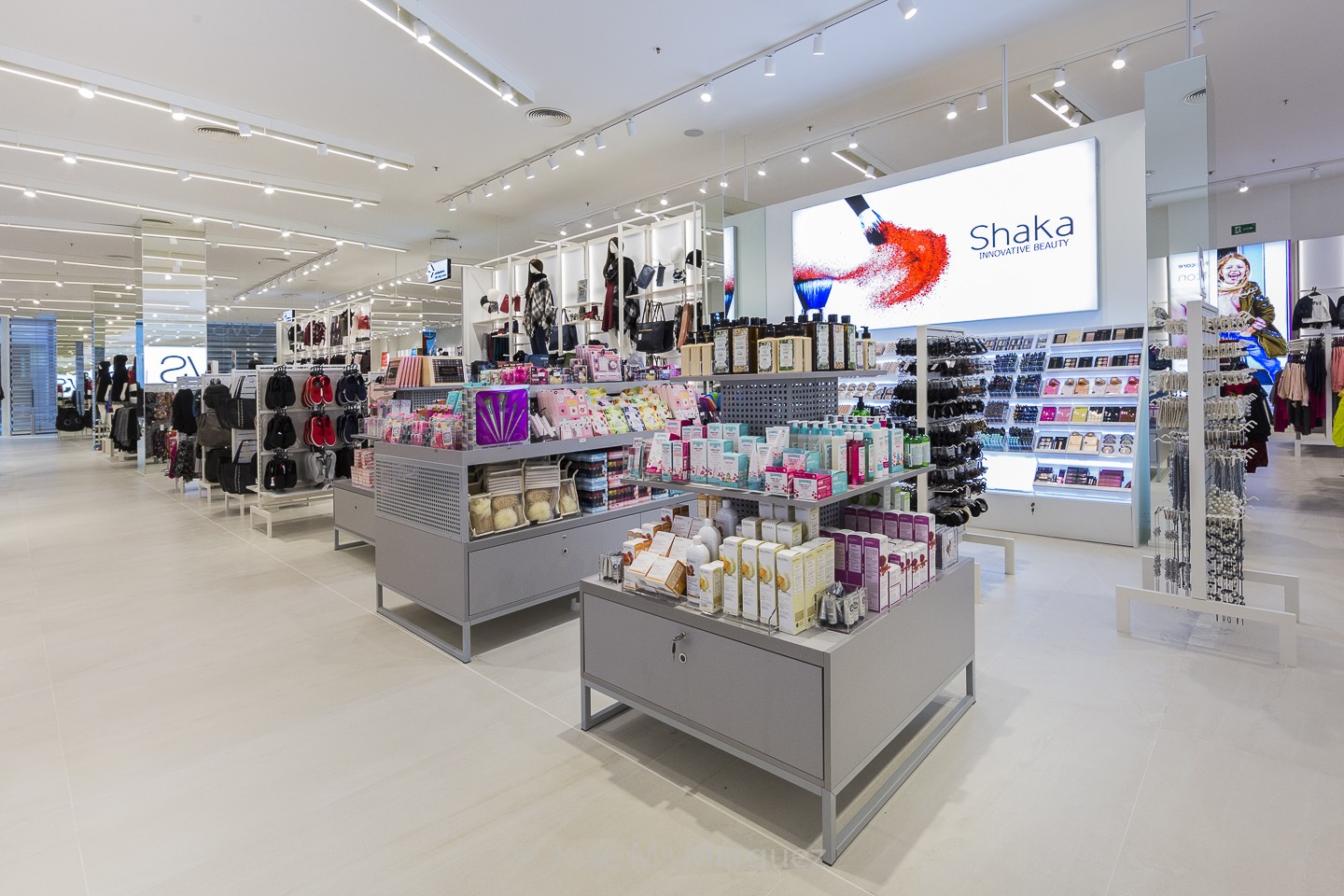 Centro Comercial Nevada Expositores productos belleza Shaka Tienda OVS. Reportaje Publicitario Granada. Fotos Web