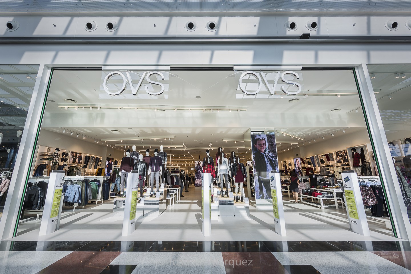 Entrada tienda OVS Centro Comercial Nevada. Fotografía industrial para empresas Granada