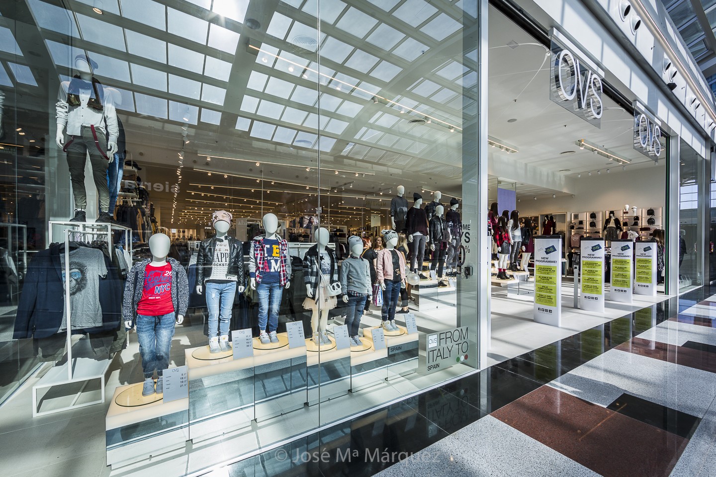 Escaparate ropa infantil tienda OVS Centro Comercial Nevada. Reportaje publicitario para empresasa Granada