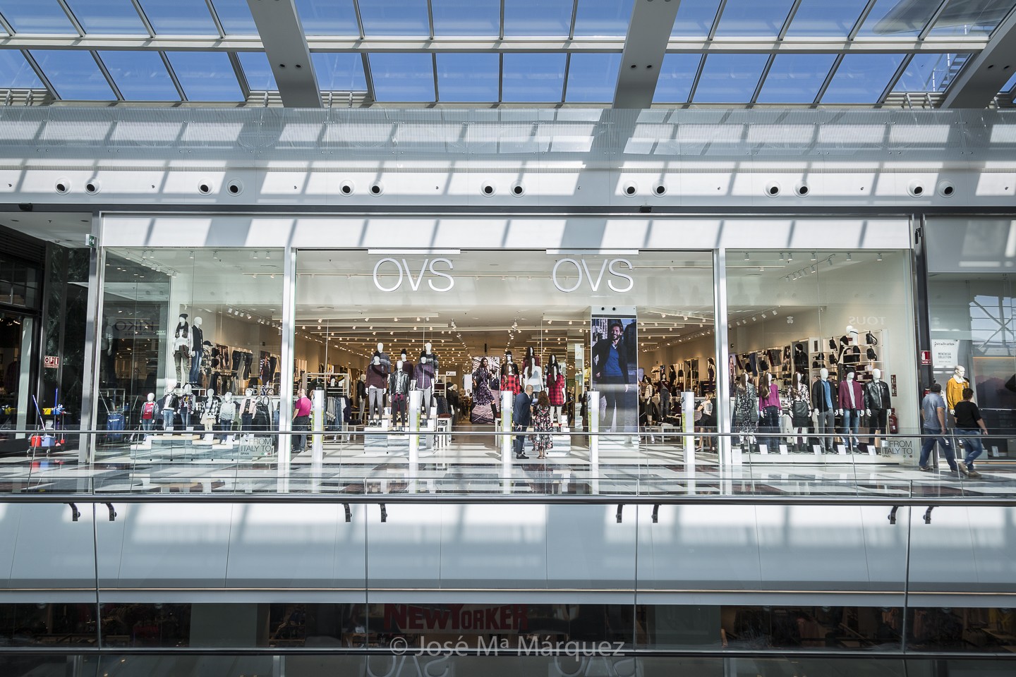 Escaparate y entrada Tienda OVS Centro Comercial Nevada moda hombre, mujer, niños y bebés. Fotografía Industrial y publicitaria Granada