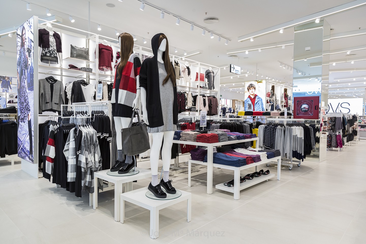 Maniquiés ropa mujer sección moda femenina tienda OVS Centro Comercial Nevada. Fotógrafo para empresas Granada. Fotos publicitarias web