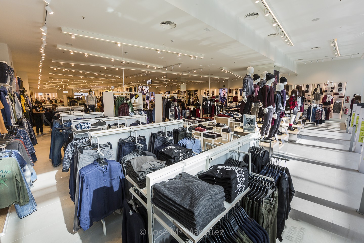 Moda hombre pantalones, camisas, cazadoras. Tienda OVS en Granada. Fotógrafo profesional para empresas. Fotografía industrial