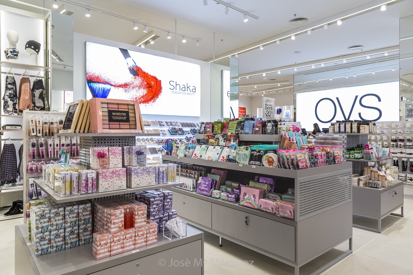 Productos de belleza y complementos tienda OVS Centro Comercial Nevada. Fotografía profesional industrial, interiorismo y publicidad Granada