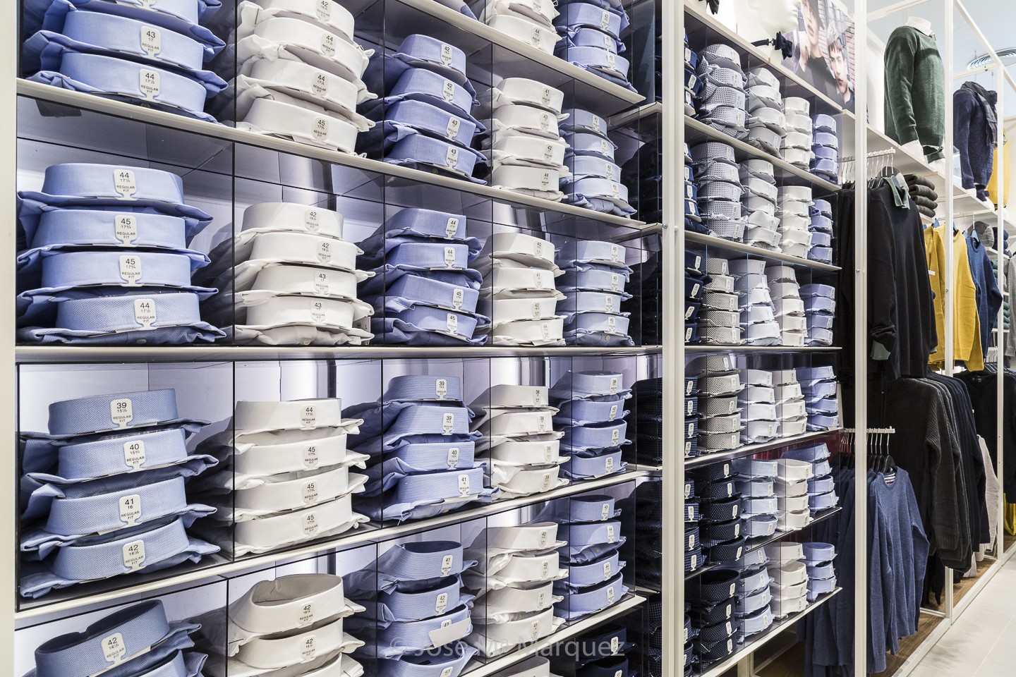 Sección moda masculina OVS Centro Comercial Nevada. Camisas, sudaderas, pantalones. Fotografía industrial. Fotógrafo profesional Granada 