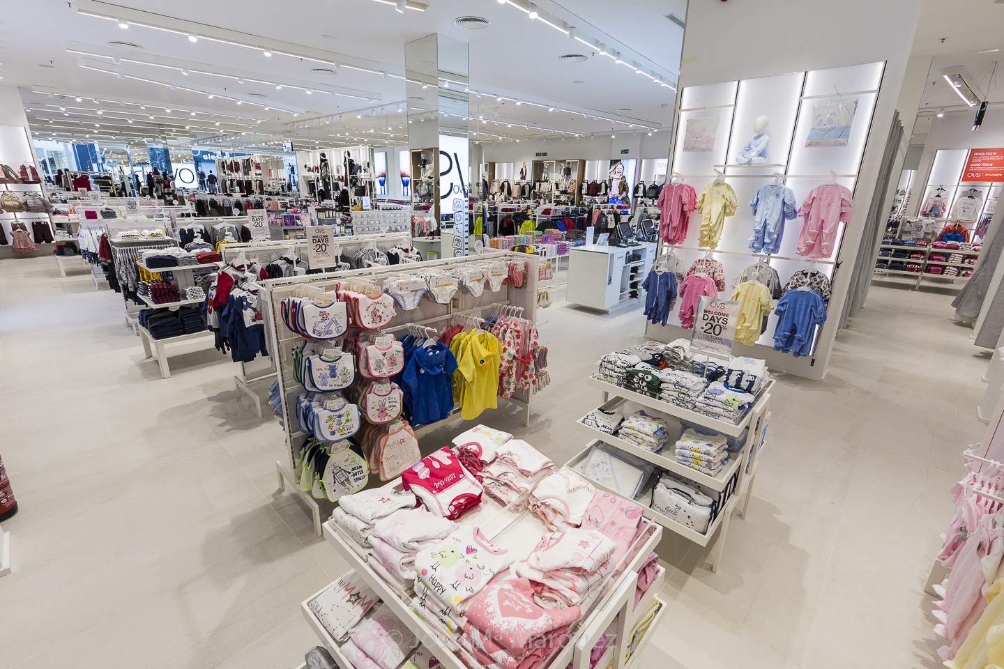 Sección ropa bebés tienda OVS Centro Comercial Nevada. Reportaje publicitario. Fotógrafo de empresas Granada