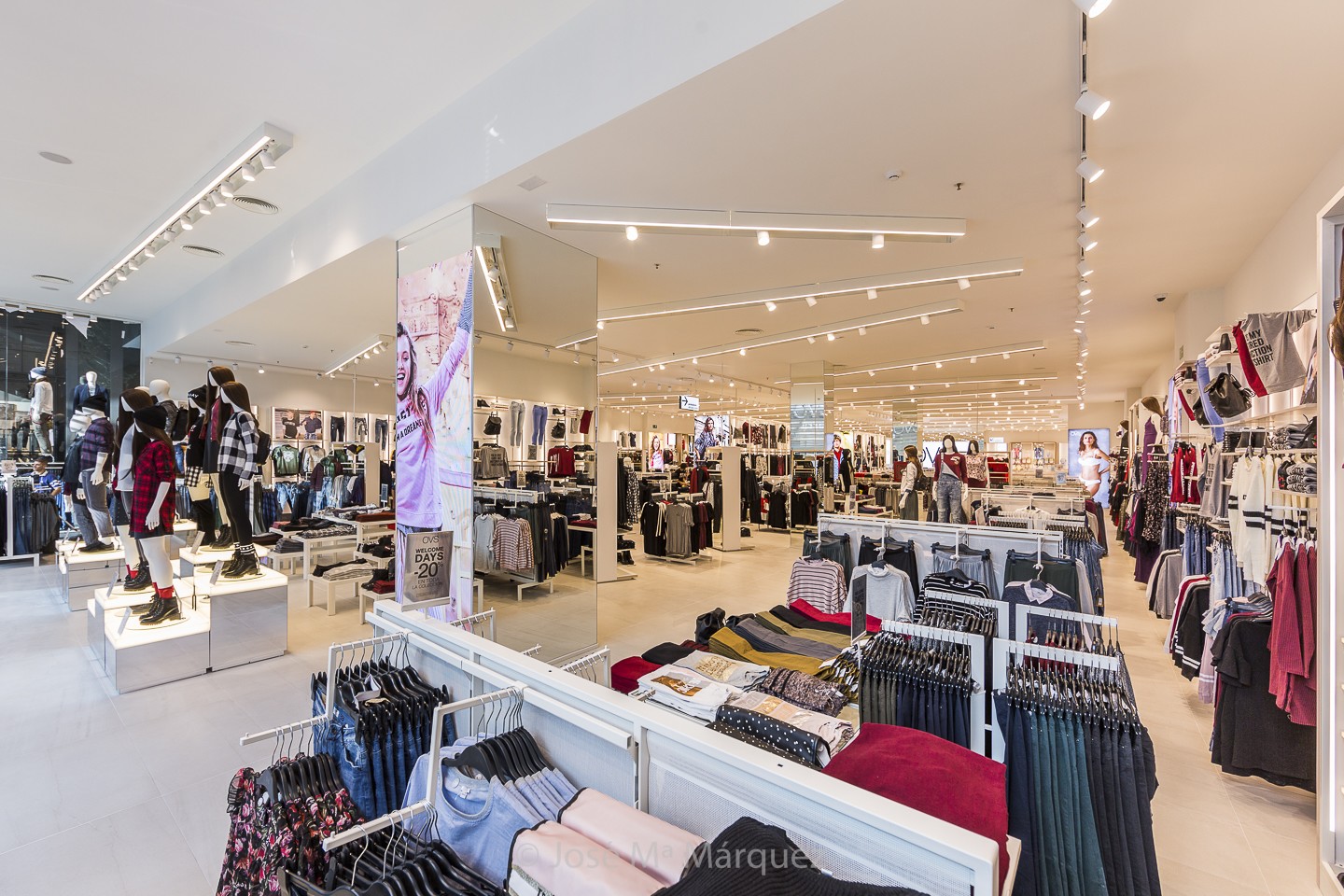Tienda OVS Centro Comercial Nevada Granada. Vista genral de la tienda. Reportaje publicitario. Fotografía profesional Granada