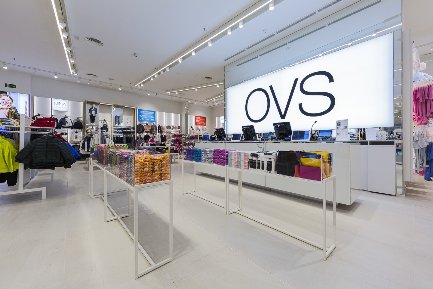 Tienda OVS Centro Comercial Nevada. Zona de caja con logotipo empresa. Fotografía industrial y publicitaria Granada