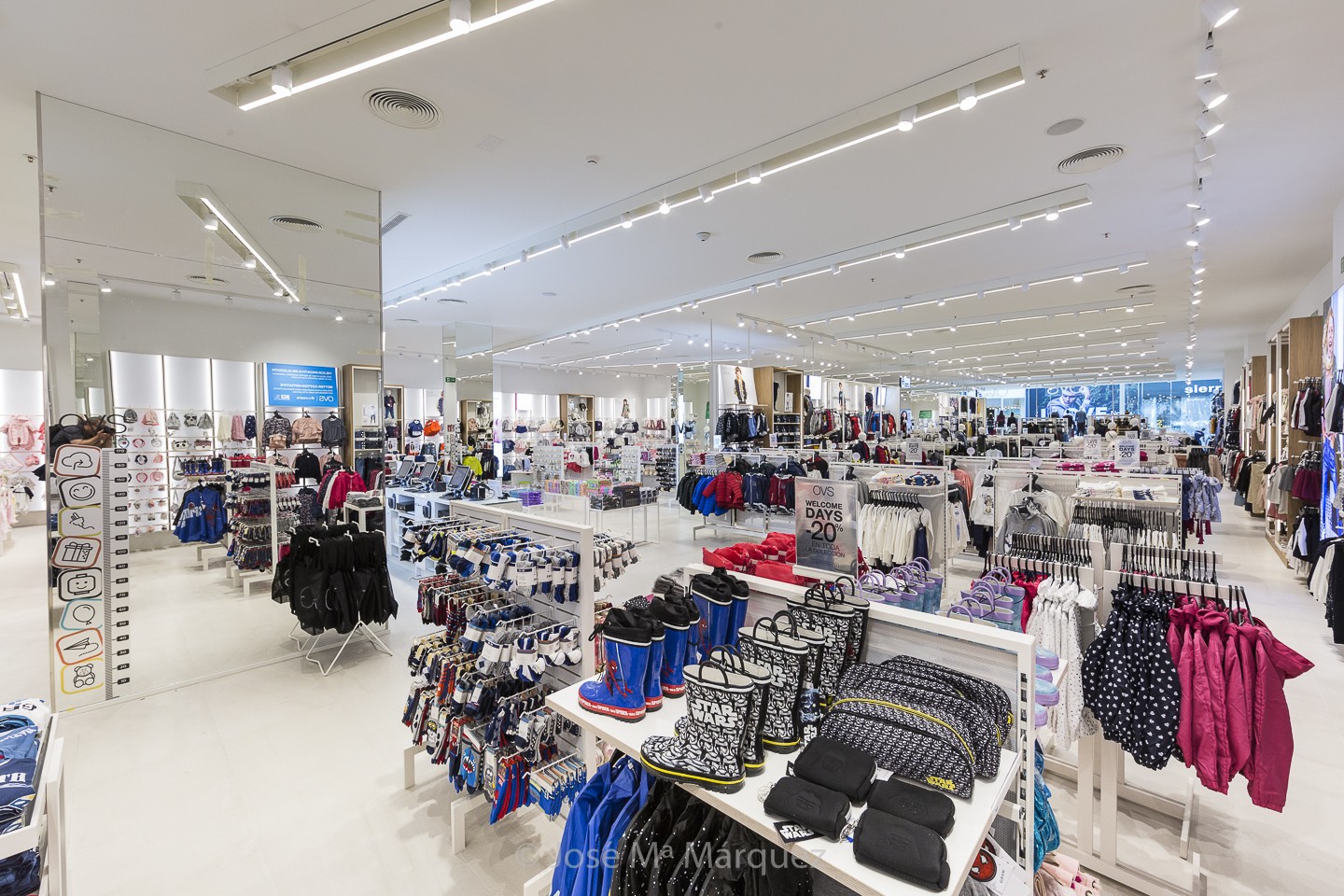 Vista general sección niños tienda OVS Centro Comercial Nevada. Fotografía industrial y publicitaria Granada. Fotógrafo interiorismo Granada
