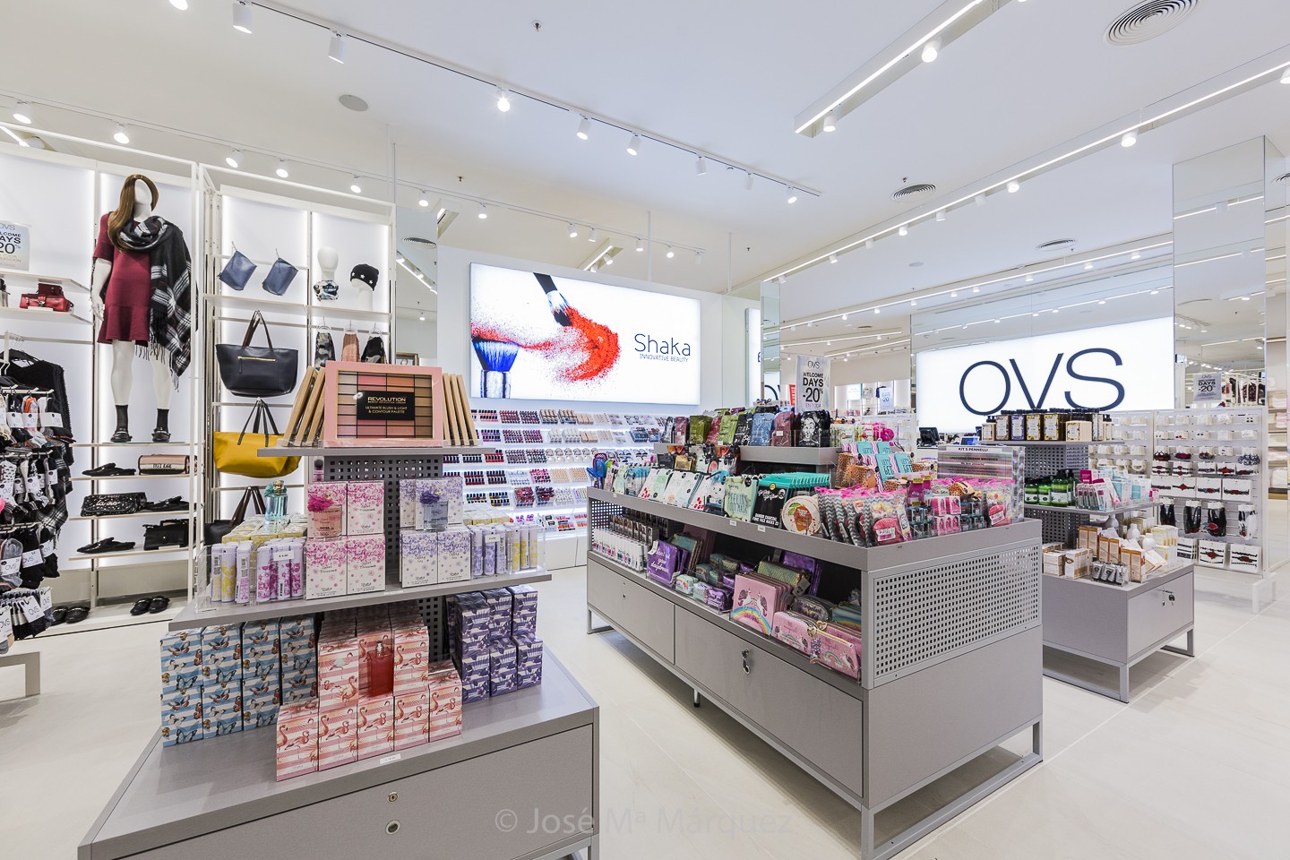 Zona perfumería productos Shaka tienda OVS Centro Comercial Nevada. Fotógrafo publicitario Granada