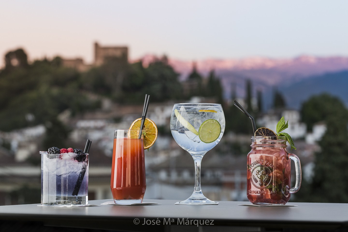 Cócteles con La Alhambra y Sierra Nevada de fondo.Terraza Hotel en Granada. Fotografía industrial