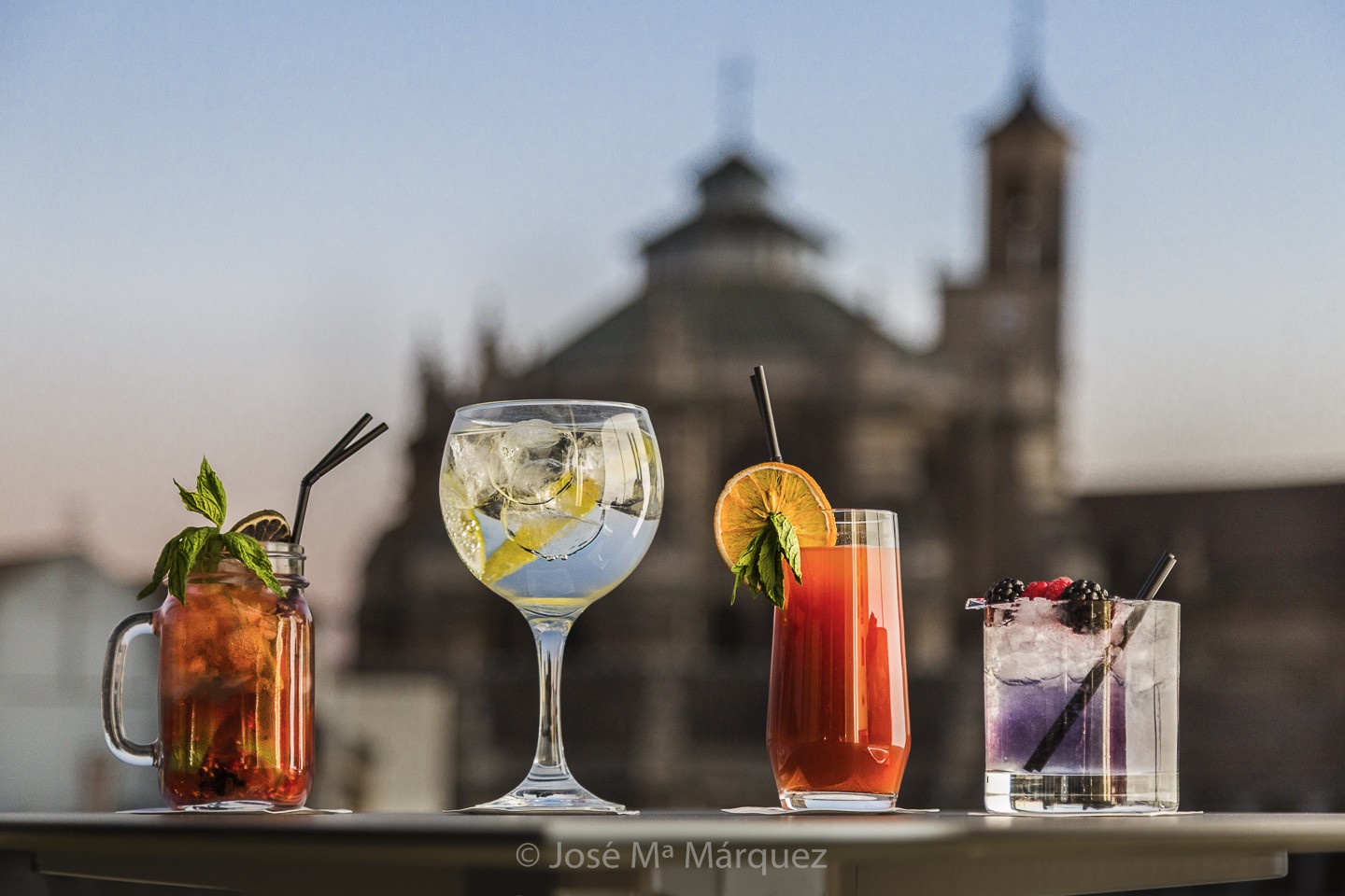 Cócteles con la Catedral de Granada de fondo. Reportaje publicitario Hotel. Fotografía industrial para empresas