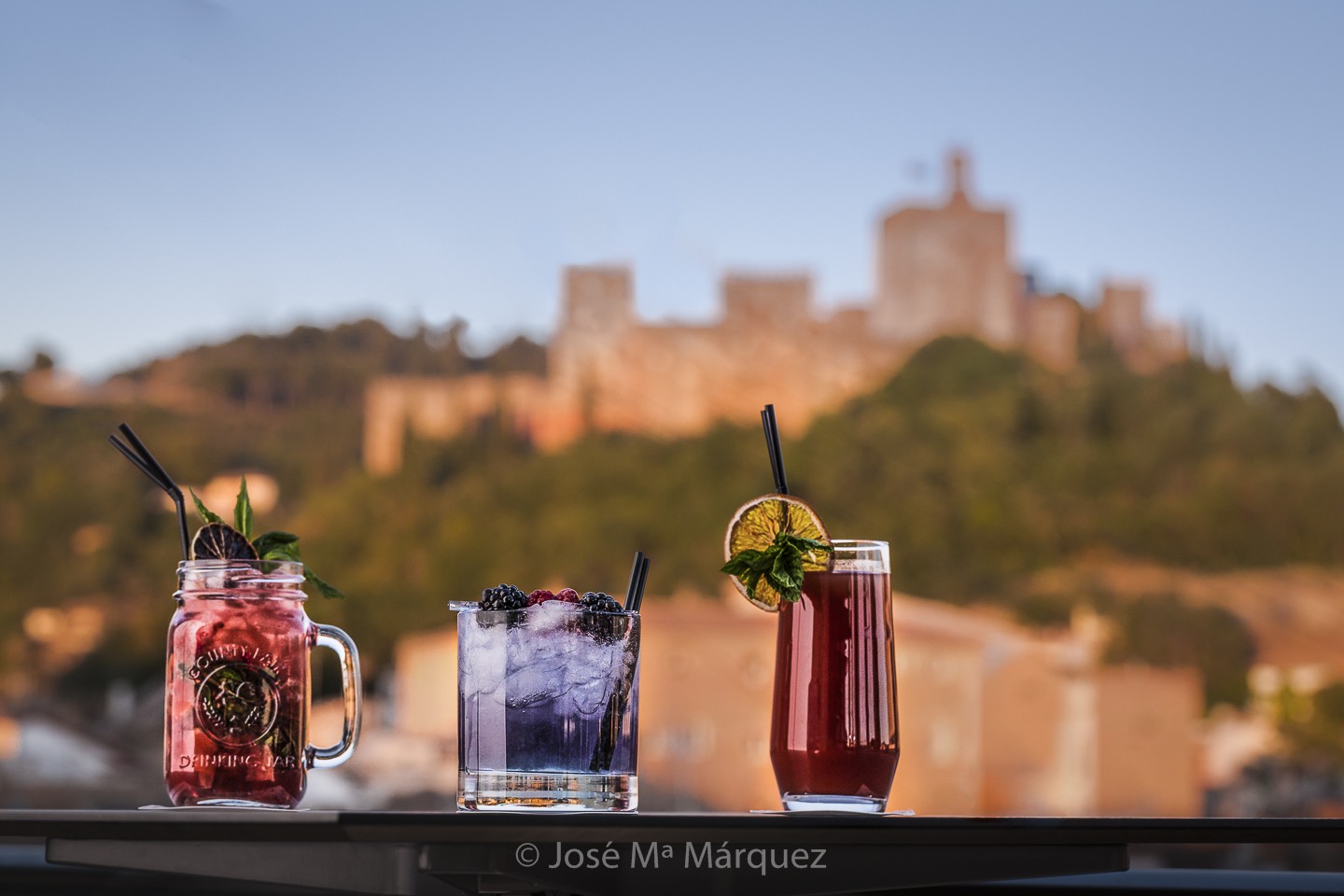 Servicio de cócteles con La Alhambra de fondo terraza Hotel Gran Vía Eurostars. Fotógrafo industrial Granada