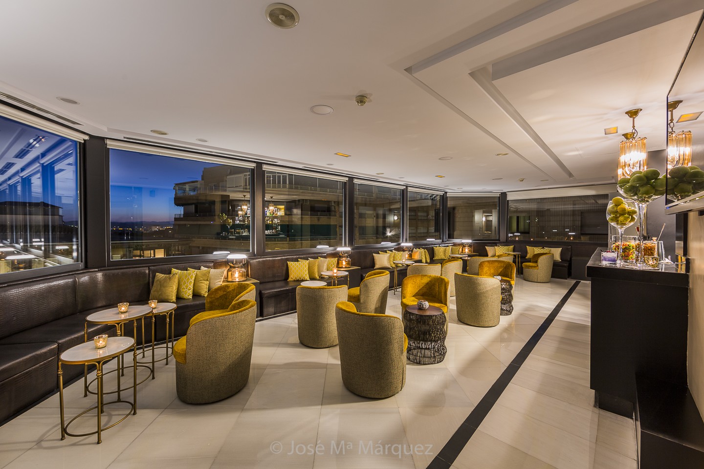 Terraza cubierta Hotel Gran Vía Eurostars Granada. Zona de clientes y Barra. Fotografía publicitaria. Foto web