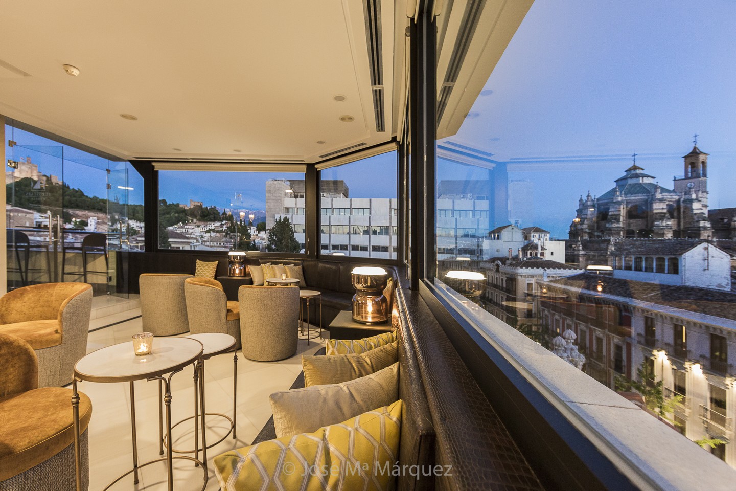 Terraza Hotel Gran Vía Eurostars con vistas a La Alhambra y a la Catedral de Granada. Reportaje publicitario